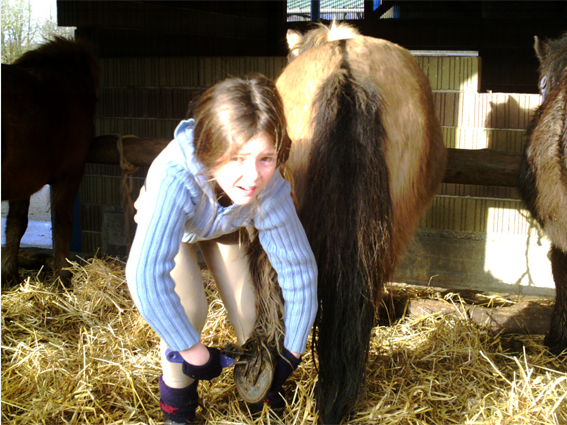 margaux s'occupe de son cheval